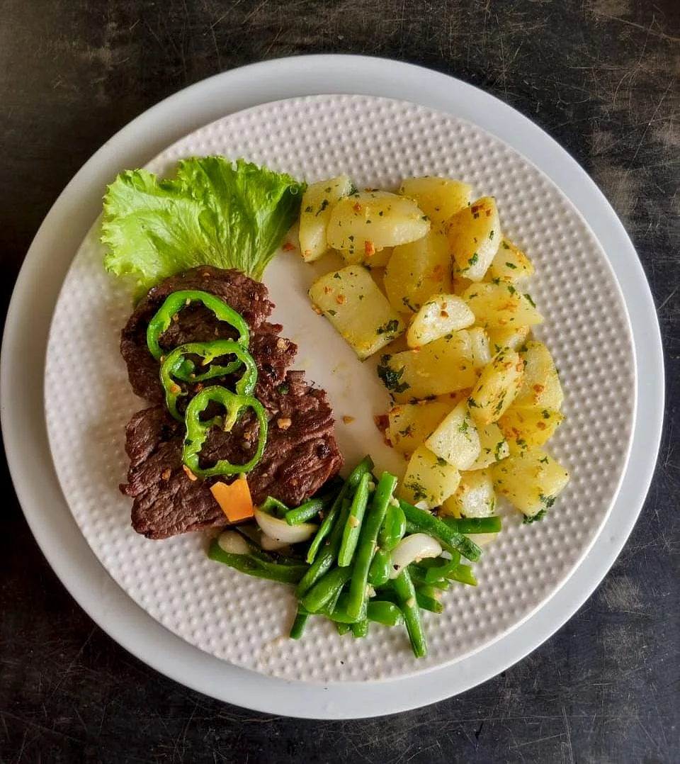 Steak de Filets de bœuf grillé et pommes de terre sautés sauce au choix